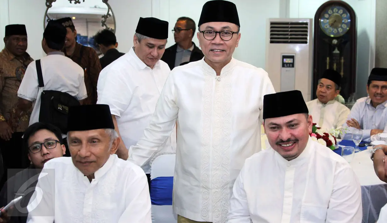 Ketua MPR RI Zulkifli Hasan (tengah) dan politisi senior Amien Rais (kiri) dan Ketua Fraksi PAN Mulfachri Harahap berfoto bersama disela acara buka puasa bersama di kediaman Ketua MPR RI, di Jakarta, Kamis (25/6/2015). (Liputan6.com/Helmi Afandi)
