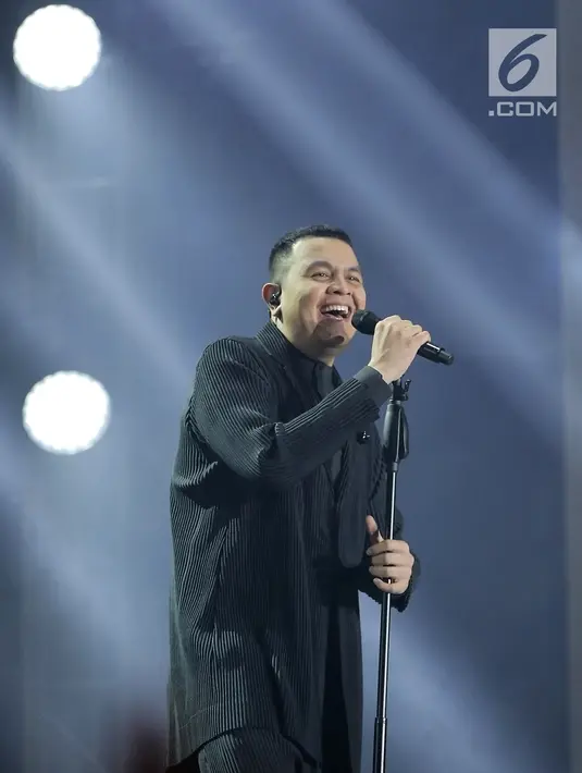 Penyanyi Muhammad Tulus Rusydi atau Tulus saat tampil dalam konser Monokrom di Istora Senayan, Jakarta, Rabu (6/2). Ada 4.500 tiket lebih terjual untuk konser yang mengusung tema dari album ketiganya ini. (Fimela.com/Bambang Eros)