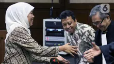 Gubernur Jatim, Khofifah Indar Parawansa (kiri) menyalami penasehat hukum M Romahurmuziy, terdakwa suap jual-beli jabatan di lingkungan Kemenag usai menjadi saksi pada sidang lanjutan, Pengadilan Tipikor Jakarta, Rabu (11/12/2019). Sidang mendengar keterangan saksi. (Liputan6.com/Helmi Fithriansyah)