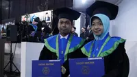 Muhammad Ahsan dan Hidayatul Khusna, pasutri yang diwisuda bersama sebagai doctor Statistika di ITS. (Foto: Dok ITS)