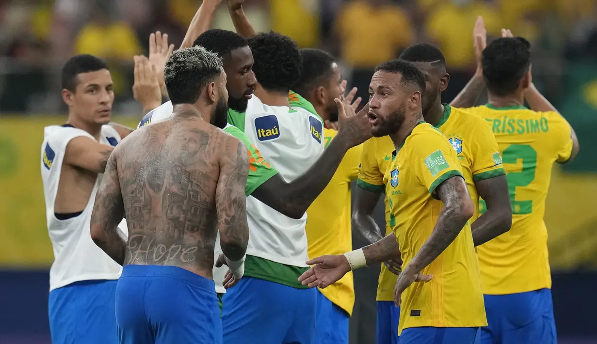 Pemain Brasil Neymar (kanan) dan Gabriel Barbosa merayakan kemenangan atas Uruguay pada pertandingan kualifikasi Piala Dunia 2022 di Arena da Amazonia, Manaus, Brasil, Kamis (14/10/2021). Brasil menang 4-1. (AP Photo/Andre Penner)