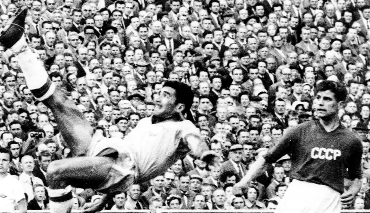 Nilton Santos. Saat Brasil menjadi juara Piala Dunia 1962 di Cile usai mengalahkan Cekoslowakia dengan skor 3-1 di partai final, Bek kiri Brasil Nilton Santos yang saat itu berusia 37 tahun menjadi anggota skuad tertua yang dibawa pelatih Aymore Moreira. Ia selalu bermain dalam seluruh 6 laga Brasil di Piala Dunia 1962. (AFP/Staff)