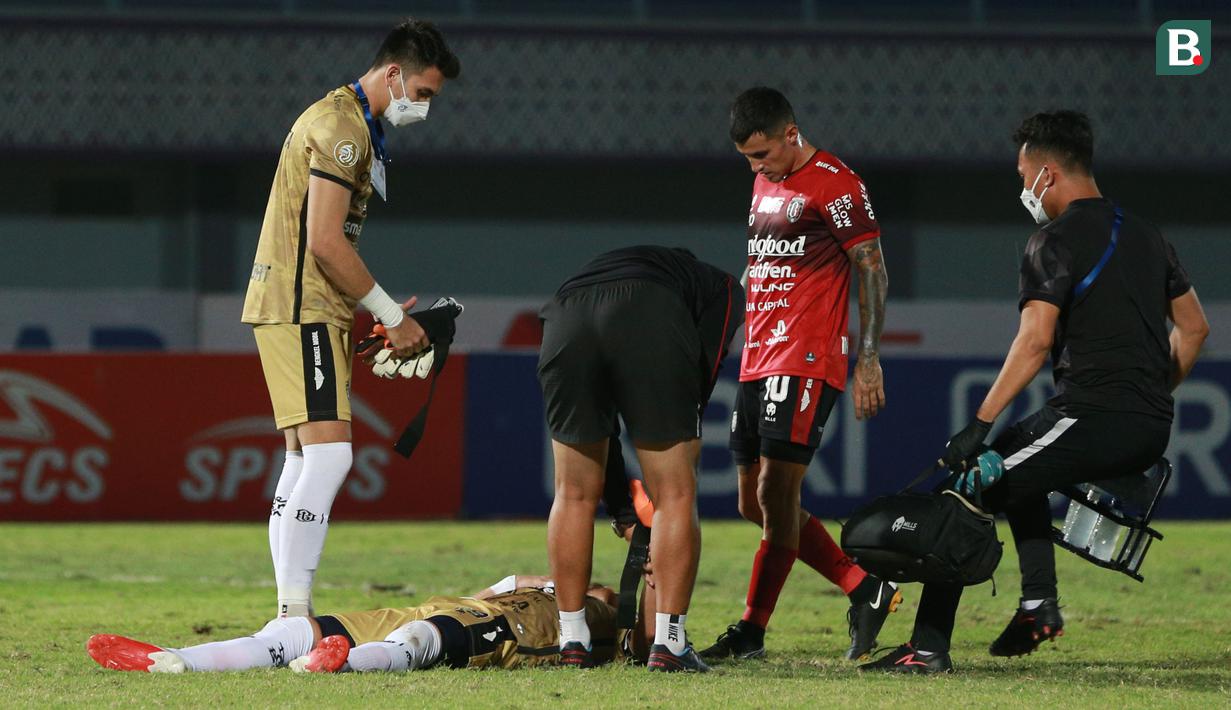 Hingga kini belum ada keterangan terkait cedera yang dialami oleh kiper senior Serdadu Tridatu itu. Kendati demikian, kondisi Wawan Hendrawan kabarnya sudah semakin membaik. (Bola.com/M Iqbal Ichsan)