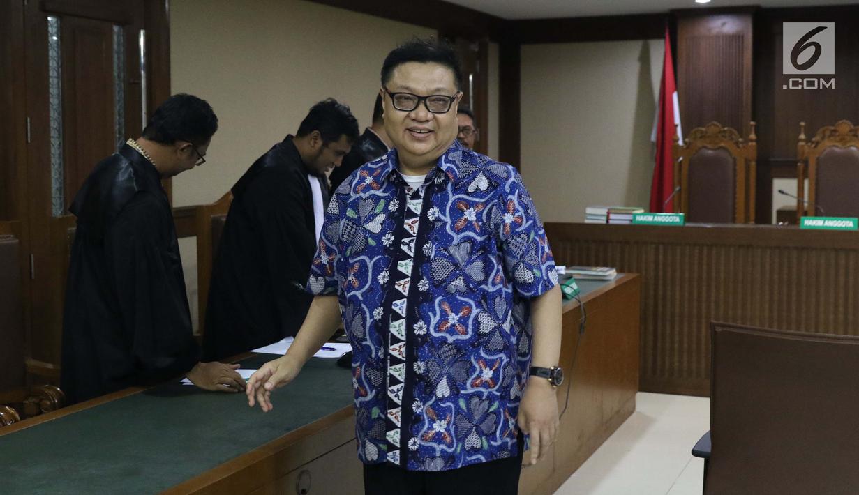 Terdakwa kasus suap hakim ad hoc PN Tipikor Medan, Hadi Setiawan usai menjalani sidang pembacaan putusan di Pengadilan Tipikor, Jakarta, Kamis (4/4). Hadi Setiawan divonis 4 tahun penjara dan denda Rp 200 juta subsider 3 bulan kurungan. (Liputan6.com/Helmi Fithriansyah)