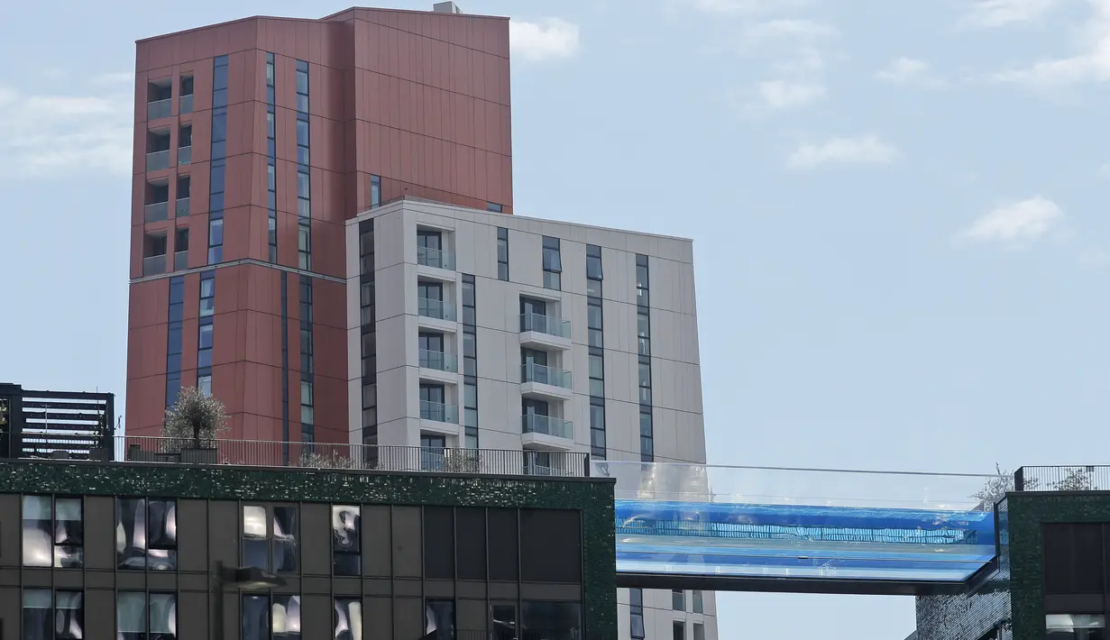 Kolam langit atau sky pool pertama di dunia dengan dasar kaca dan pemandangan dari ketinggian 115 kaki di atas jalanan London, Selasa (27/4/2021). Kolam langit atau sky pool yang membentang di antara dua blok flat mewah akan secara resmi dibuka pada 19 Mei 2021. (AP Photo/Frank Augstein)