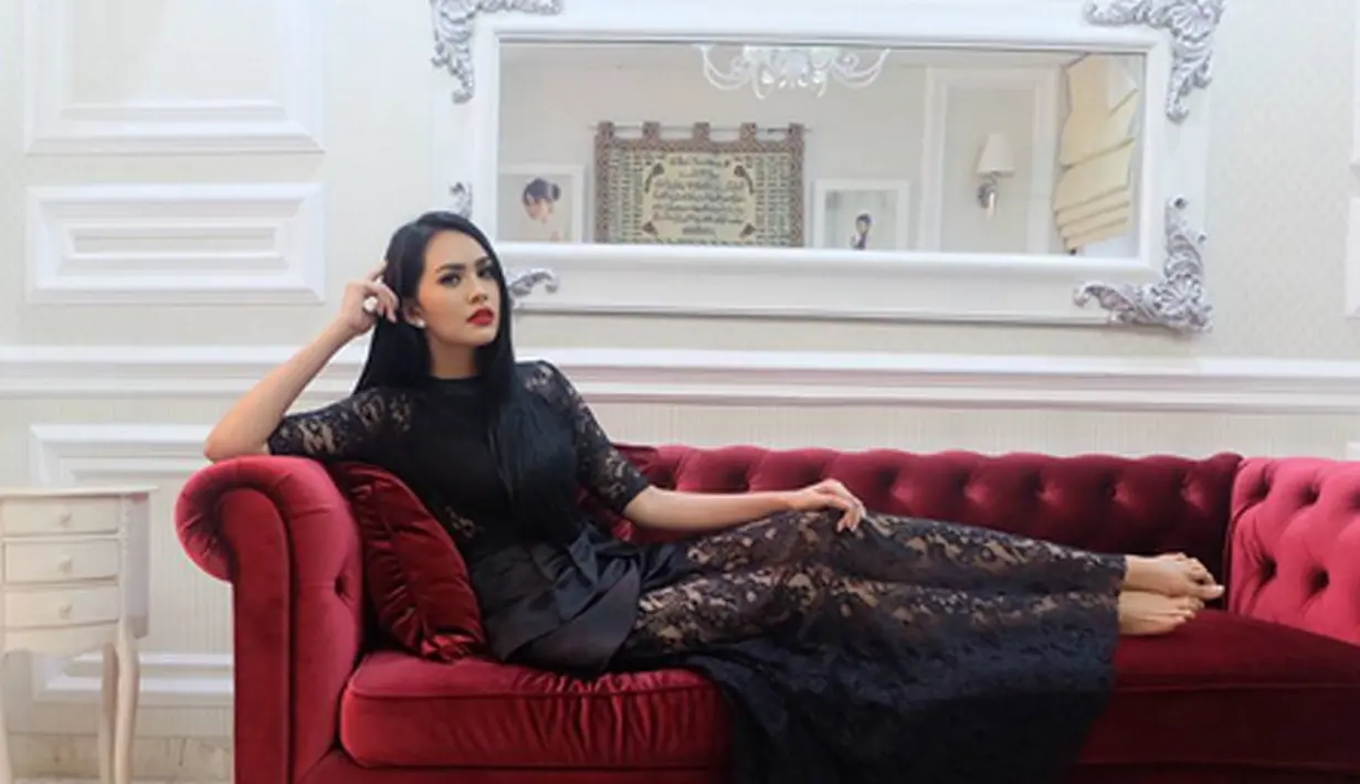 Kartika Putri, sudah beberapa waktu belakangan ini memang tak terlihat dari dunia hiburan. Tak diketahui keberadaannya, namun kini sosok cantiknya sudah mulai terlihat di beberapa acara televisi. (Instagram/kartikaputriworld)