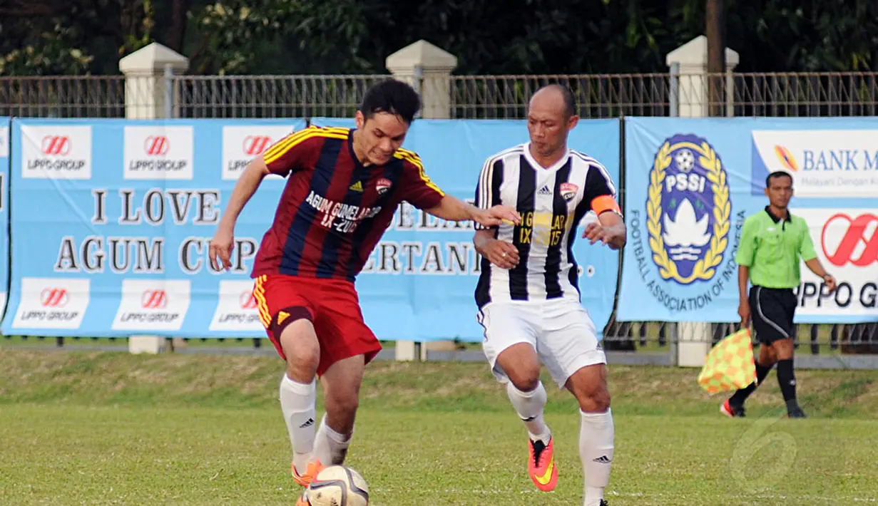 Gelandang Selebriti FC, Ben Kasyafani (kiri) berebut bola dengan Suryo Agung (Paski-Man FC) saat berlaga di turnamen Agum Gumelar Cup di Lapangan C Senayan, Jakarta (9/1/2015). Paski-Man FC unggul 1-0 atas Selebrity FC. (Liputan6.com/Helmi Fithriansyah)
