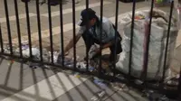 Ironi Tumpukan Sampah dan Bau Pasca Kemenangan Timnas Indonesia