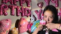 Jisoo Blackpink ulang tahun ke-28 dengan segala atribut Hello Kitty. (Dok: Instagram @sooyaaa)