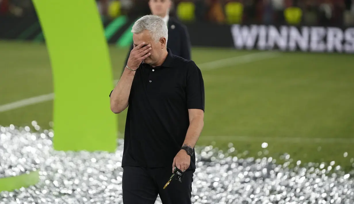 Momen emosional pelatih AS Roma Jose Mourinho memenangkan partai final Liga Konferensi Eropa UECL musim 2021-222 melawan Feyenoord di Arena Kombetare, Tirana, Albania, Kamis (26/5/2022) dini hari WIB. Jose Mourinho juga menjadi pelatih pertama yang memenangi tiga gelar mayor Eropa dengan trofi Liga Champions, Liga Europa dan Europa Conference League. (AP Photo/Thanassis Stavrakis)