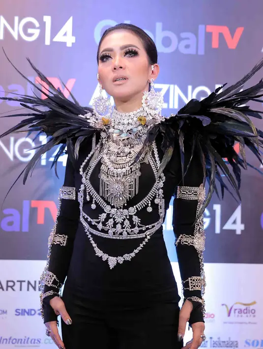 Penampilan berbeda juga ditunjukkan dalam malam itu. Saat mengisi acara ultah televisi swasta. Syahrini selalu membuat para penggemarnya kagum. Malam itu, ia tampil dengan busana serba hitam. (Deki Prayoga/Bintang.com)