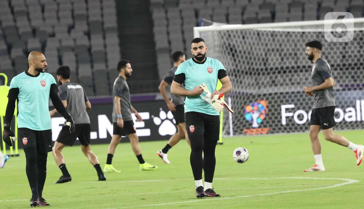 Dalam sesi latihan sebelumnya, Timnas Bahrain mencoba mengembalikan fisik dan mengasah strategi sebelum terlibat laga penting melawan tuan rumah Indonesia. (Liputan6.com/Angga Yuniar)
