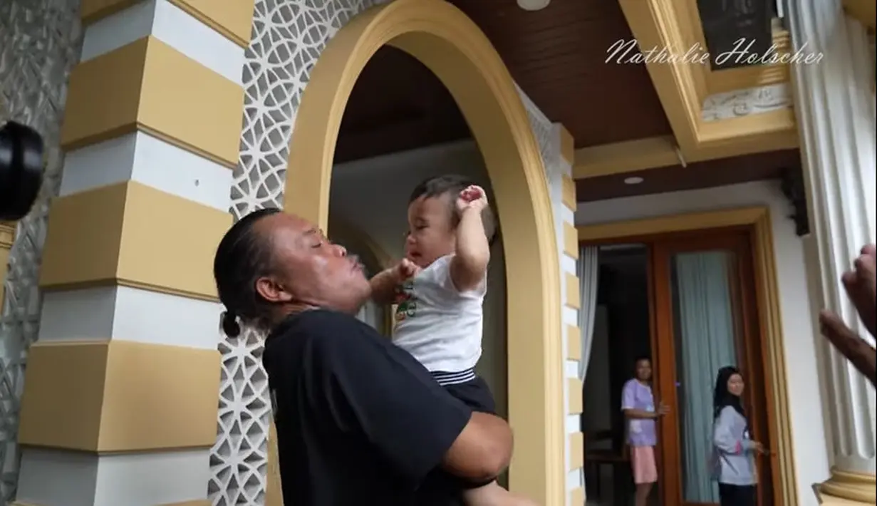Nathalie tak bisa datang bareng karena sedang ada pekerjaan. Menurut pengasuhnya, Adzam memiliki jadwal padat, dari Senin hingga Jumat. Hal tersebut yang membuat sulit untuk ke rumah ayahnya di Bekasi. [Youtube/NATHALIE HOLSCHER]