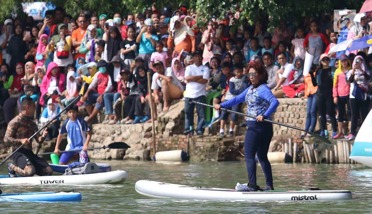 Warga menyaksikan pertandingan antara Menteri KKP Susi Pudjiastuti dan Wagub DKI Jakarta Sandiaga Uno mengarungi danau sunter selama Festival Danau Sunter di Jakarta, Minggu (25/2). (Liputan6.com/Angga Yuniar)