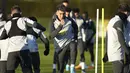 Penyerang Liverpool Roberto Firmino mengikuti sesi latihan jelang leg kedua babak 16 besar Liga Champions di AXA Training Centre, Senin (7/3/2022). Liverpool akan menyambut Inter Milan pada babak 16 besar Liga Champions di Anfield pada Rabu, 9 Februari 2022 dini hari WIB. (Peter Byrne/PA via AP)