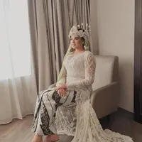 Resmi menikah dengan anggota DPRD, Catherine Wilson tampil menawan kenakan kebaya Sunda. (Instagram/berkatkebaya).