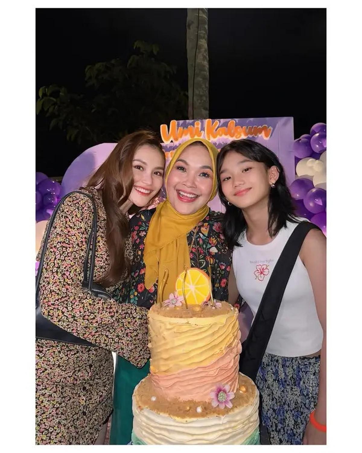 5 Potret Pesta Ultah Ibunda Ayu Ting Ting, Suprise Manis dari Keluarga Tercinta