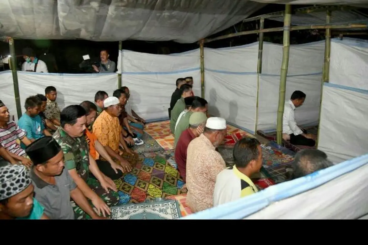 Jokowi Jadi Imam Saat Korban Lombok Salat Magrib
