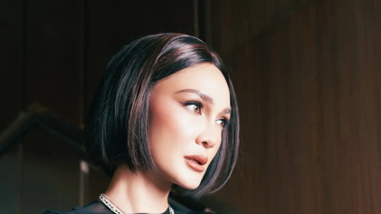 Model Rambut Pendek Luna Maya