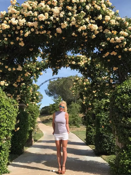 Di sela-sela jawabannya itu, Britney pun menyelipkan pembelaan bahwa ia memang memutar playback namun dipadukan dengan suara aslinya. Hal ini dilakukan lantaran ia banyak melakukan gerakan menari.  (Instagram/britneyspears)