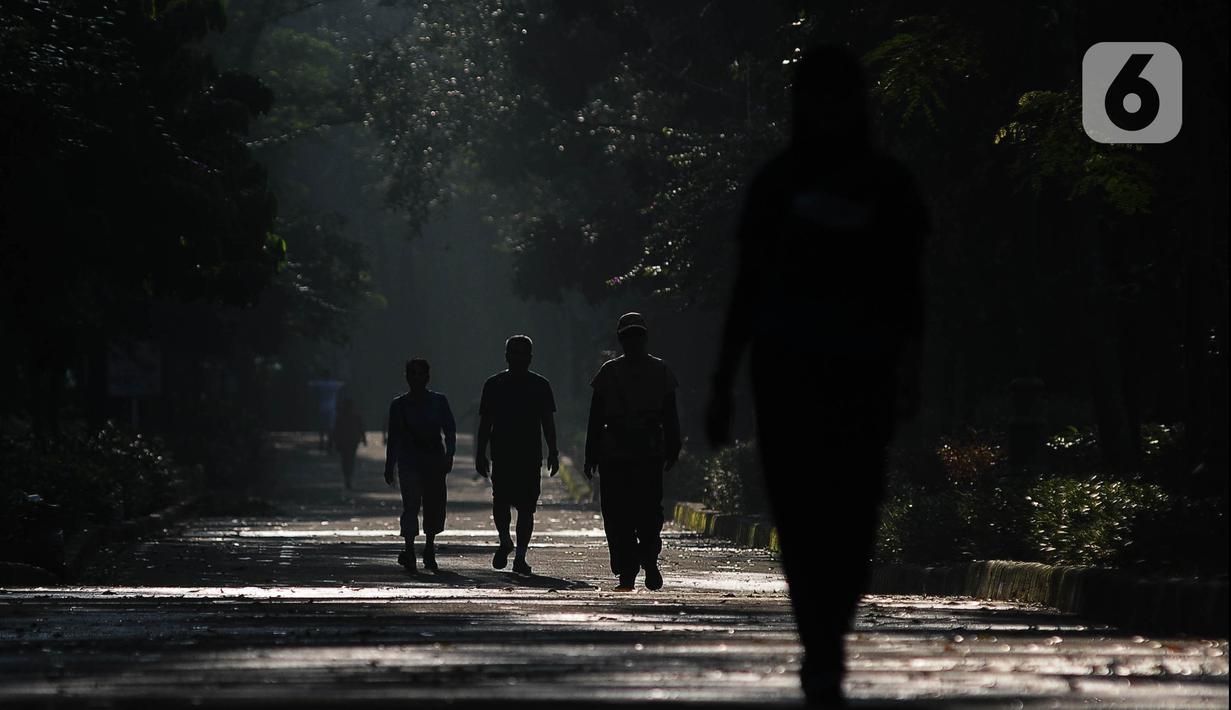 Warga berolahraga dan berjalan kaki di sisi jalan Kanal Banjir Timur (KBT) pada hari pertama puasa Ramadhan 1445 Hijriah, Jakarta, Selasa (12/3/2024). (merdeka.com/Imam Buhori)
