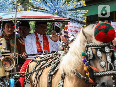 Anies Baswedan menggunakan delman saat pawai menuju Kantor DPP PKS, Jakarta, Kamis (23/2/2023). Majelis Syura Partai Keadilan Sejahtera (PKS) resmi mendeklarasikan Anies Baswedan sebagai calon presiden (capres) 2024. (Liputan6.com/Johan Tallo)