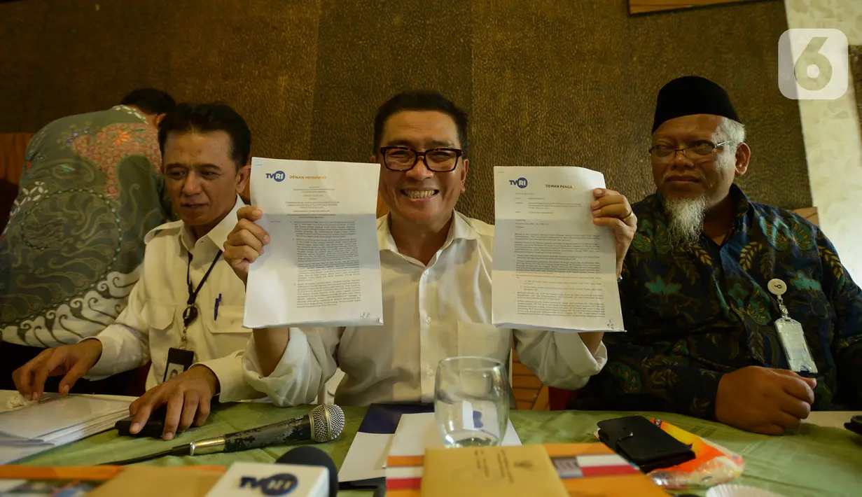 Helmy Yahya (tengah) menunjukkan surat pemberhentiannya sebagai Direktur Utama TVRI dalam konferensi pers di Jakarta, Jumat (17/1/2020). Dewan Pengawas Lembaga Penyiaran Publik TVRI resmi memecat Direktur Utama Helmy Yahya melalui surat pemberhentian pada 16 Januari 2020. (merdeka.com/Imam Buhori)