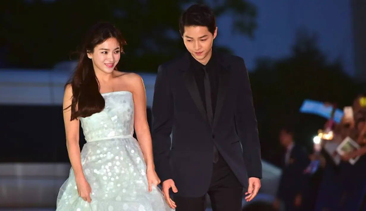 Kabar pernikahan Song Joong Ki dan Song Hye Kyo belakangan ini menjadi sorotan masyarakat, terutama para penggemar Song Song Couple ini. Tak sedikit dari mereka yang patah hati soal pernikahan pasangan ini. (AFP/Bintang.com)