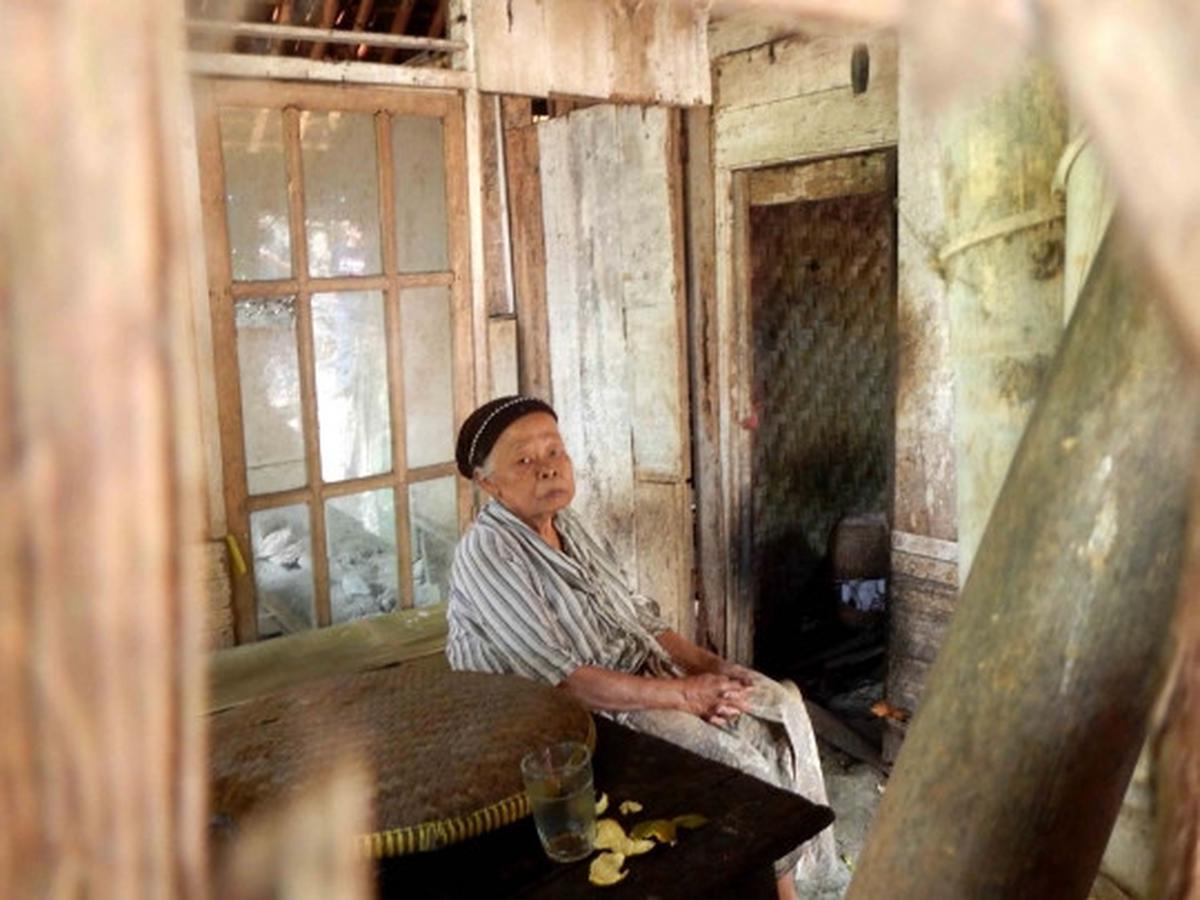 Meratapi hidup nenek renta rawat anak gangguan jiwa di gubuk reot