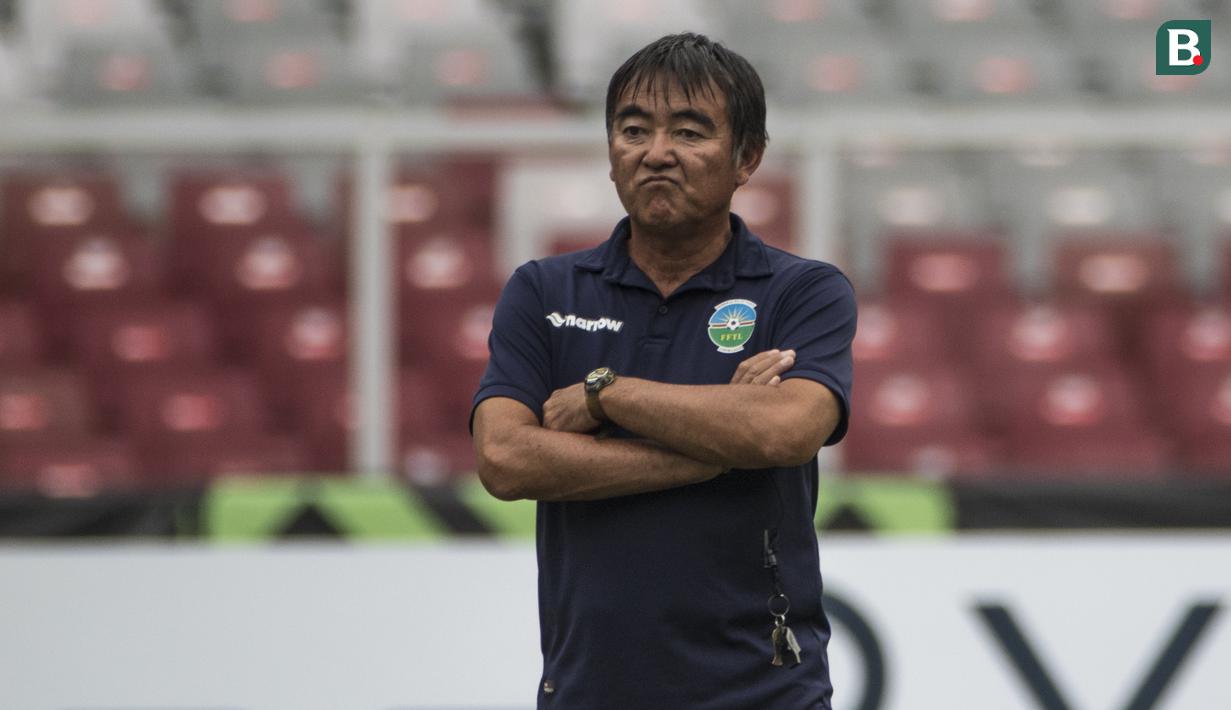 Pelatih Timor Leste, Norio Tsukitate, mengamati anak asuhnya saat latihan di SUGBK, Jakarta, Senin (12/11). Latihan ini persiapan jelang laga Piala AFF 2018 melawan Timnas Indonesia. (Bola.com/Vitalis Yogi Trisna)