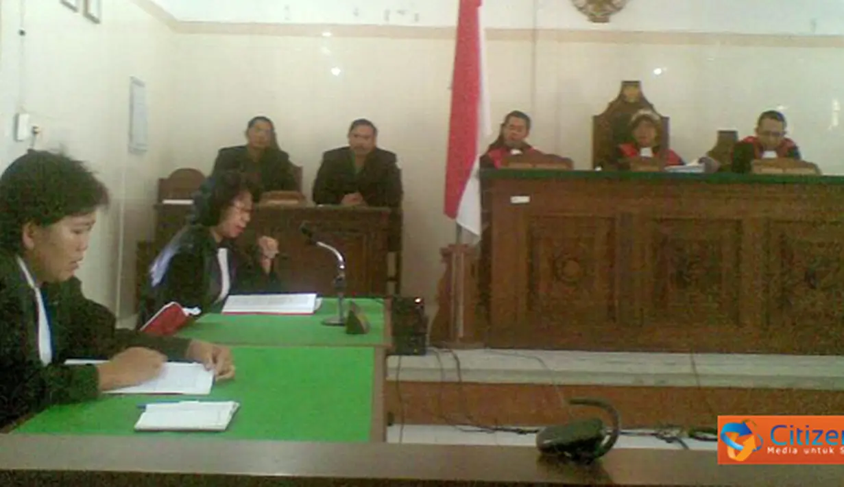 Citizen6, Bali: Jaksa Penuntut Umum (JPU) mengajukan tuntutan enam tahun penjara bagi terdakwa Prof I Gede Winasa, mantan Bupati Jembrana, atas keterlibatannya dalam kasus korupsi Pabrik Kompos.(Pengirim: Dewa Putu Darmada)