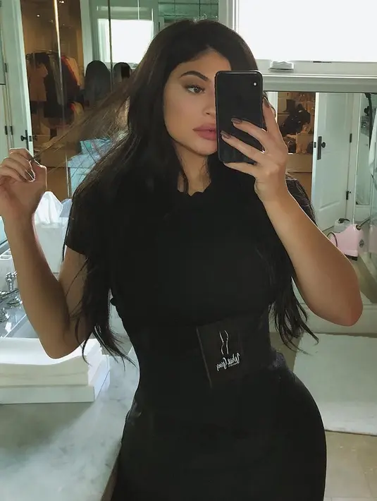Kini, ia pun kembali memamerkan foto seksinya usai melahirkan Stormi Webster. (instagram/kyliejenner)