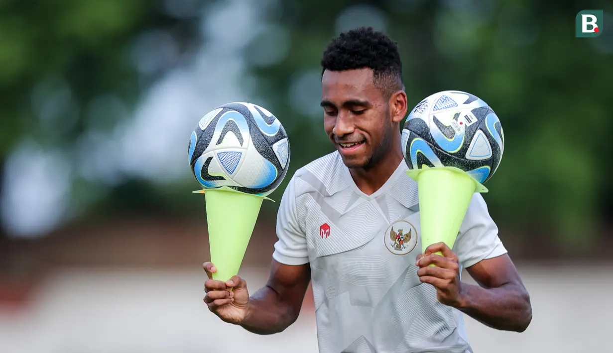 <p>Pemain Timnas Indonesia U-17, Iqbal Gwijangge berusaha menyeimbangkan bola saat fun game pada latihan resmi menjelang laga penentu Grup A Piala Dunia U-17 2023 di Stadion Gelora 10 November, Tambaksari, Surabaya, Rabu (15/11/2023). (Bola.com/Bagaskara Lazuardi)</p>