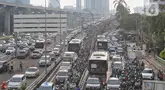 Sejumlah kendaraan terjebak kemacetan di Kawasan Jalan Jenderal Gatot Subroto, Jakarta, Jumat (16/5/2025). (Liputan6.com/Angga Yuniar)