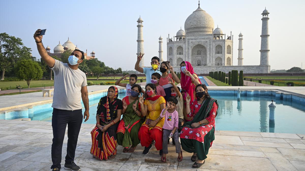 FOTO: Taj Mahal India Dibuka Lagi untuk Turis - Foto Liputan6.com