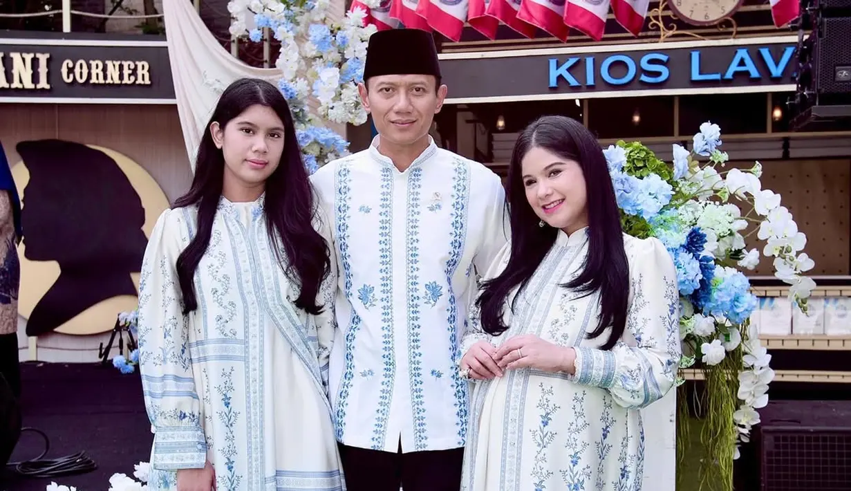 Annisa Yudhoyono jadi bumil anggun dengan dress putih panjang bermotif biru. [@annisayudhoyono]