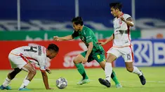 Samsul Arif menjadi salah satu striker lokal yang mampu mencuri perhatian di sepanjang gelaran BRI Liga 1 2021/2022. Meski sudah berusia 37 tahun, namun Cak Sul sapaan akrabnya tampil gemilang bersama Persebaya dengan menorehkan 11 gol. (Bola.com/M Iqbal Ichsan)
