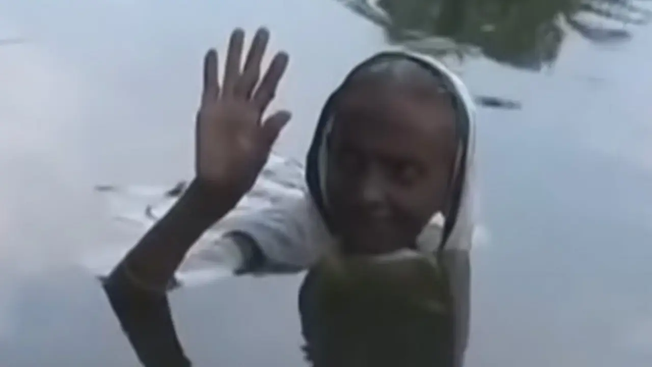 Nenek Pataruni Berendam Untuk Mengatasi Penyakit Anehnya. (Foto: Cuplikan Youtube)