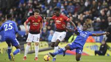 Gelandang Manchester United, Paul Pogba, berebut bola dengan pemain Leicester City, Nampalys Mendy, pada laga Premier League di Stadion King Power, Minggu (3/2). Manchester United menang 1-0 atas Leicester City. (AP/Rui Vieira)