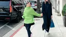 Tampil penuh gaya saat jalan-jalan di California, Mikhayla memadukan turtleneck sweater warna hijau cerah, dengan mini skirt, legging, dan sneakers dengan sentuhan aksen  warna-warni.  [@ramadhaniabakrie]