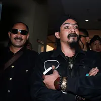 Merasa namanya telah dicemarkan, Limbad melalui kuasa hukumnya, Muhammad Zakir Rasyidin juga melaporkan Husen Ibrahim ke Polda Metro Jaya pada Kamis (1/10/2015) malam. (Deki Prayoga/Bintang.com)