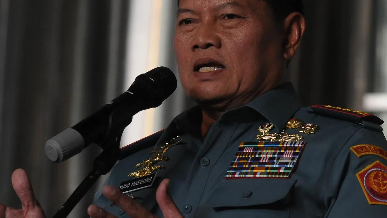Namun sayangnya, Yudo tidak memberitahu soal siapa kandidat calon Panglima TNI yang bakal jadi bahan masukannya kepada Presiden, apakah dari Kasau, Kasad, atau Kasal.