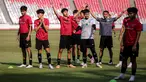 Welber Jardim (ketiga kiri) dan sejumlah pemain Timnas Indonesia U-17 melakukan selebrasi saat latihan persiapan menjelang Piala Dunia U-17 2023 di Stadion Utama Gelora Bung Karno (SUGBK), Senayan, Jakarta, Senin (30/10/2023). (Bola.com/Bagaskara Lazuardi)