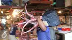 Pedagang membawa buntut sapi di Pasar Senen, Jakarta, Jumat (5/8). Pemerintah mencabut ketentuan kewajiban importir daging untuk menyerap daging lokal sebanyak tiga persen dari total kuota impor yang diperoleh. (Liputan6.com/Angga Yuniar)