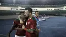 Pelukan Stefano Lilipaly untuk kapten  Timnas Indonesia, Boaz Solossa (kiri) saat melawan Filipina pada laga AFF Suzuki Cup 2016 di Philippines Sports Stadium, (22/11/2016). (Bola.com/Nicklas Hanoatubun) 