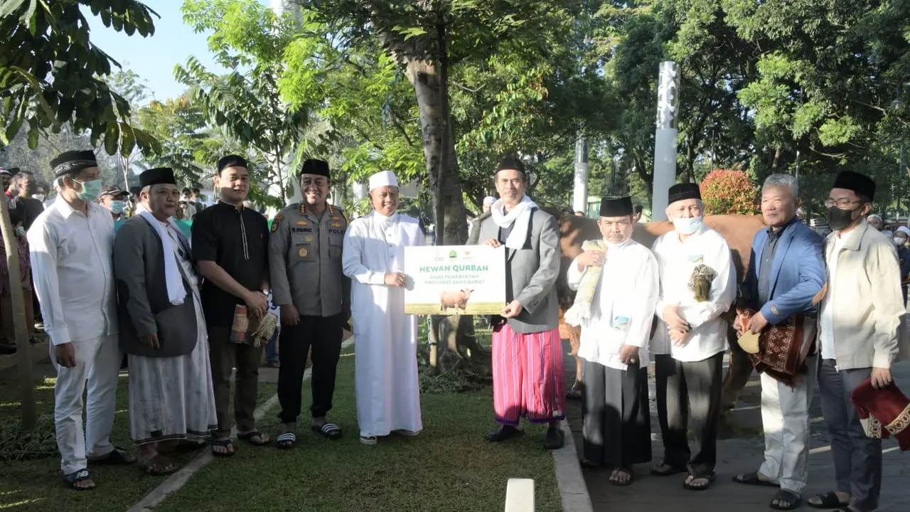 Idul Adha 1443 H, Pemprov Jabar Serahkan Sapi Kurban Seberat Satu Ton Asal Kuningan