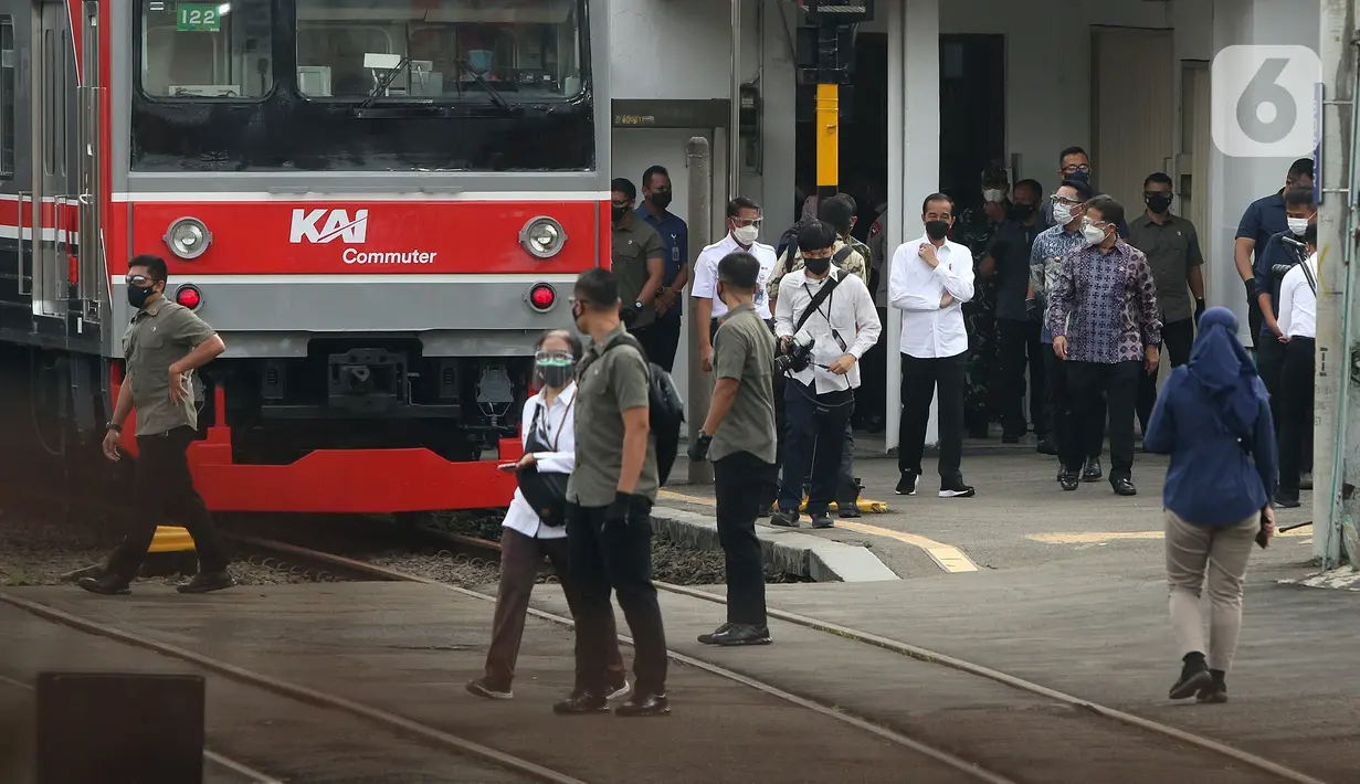 Presiden Joko Widodo saat tiba di Stasiun Bogor, Jawa Barat, Kamis (17/6/2021). Vaksinasi di Stasiun Bogor yang merupakan tempat dengan interaksi mobilitas tinggi dan wilayah aglomerasi penyangga Ibu Kota ini menyasar petugas dan pekerja stasiun serta penumpang kereta. (Liputan6.com/Herman Zakharia)