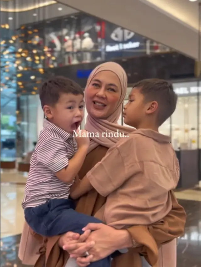 6 Potret Paula Verhoeven Peluk Cium Anaknya Sebelum Terpisah 6 Bulan, Pasrah dengan Keputusan Pengadilan