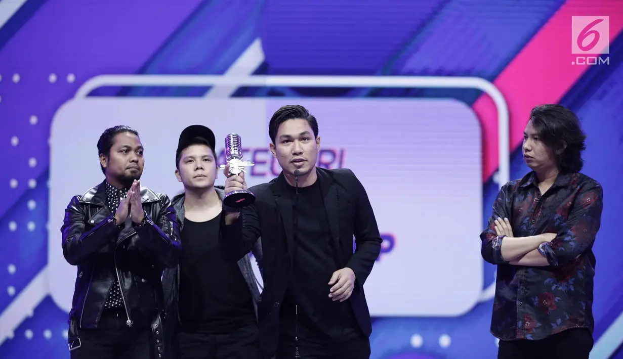 Band Armada memberi sambutan saat meraih penghargaan Group Band Paling Ngetop di ajang SCTV Music Awards 2018 di Studio Emtek, Jakarta, Selasa (27/4). (Liputan6.com/Faizal Fanani)