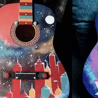 Cewek ini mengubah gitarnya jadi kanvas dan dilukis dengan gambar-gambar bertema galaksi. (Via: instagram.com/tammilliataira)